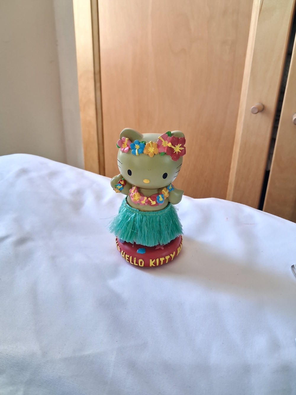 Hello Kitty Sanrio 2002 Bobblehead Dash Hula Dancer Hawaii Ceramic
